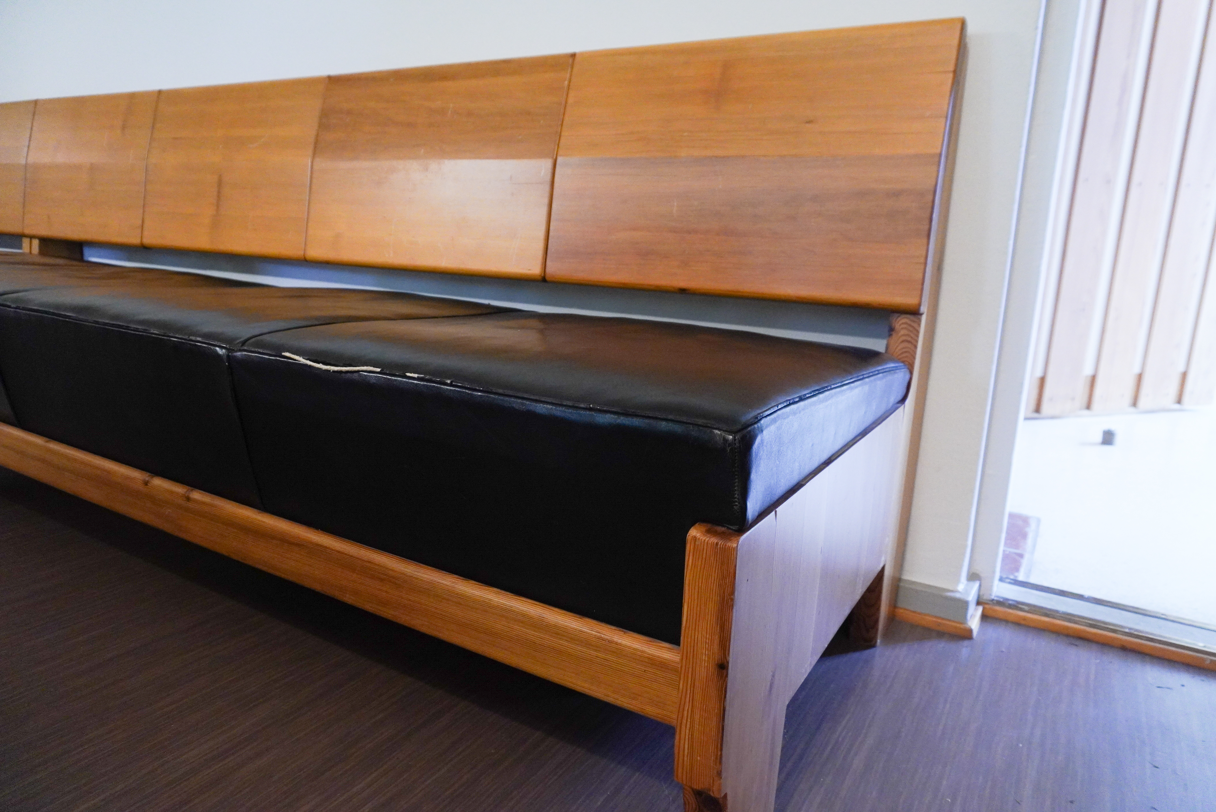 サウナッツァロ村役場 クッション付きベンチ2