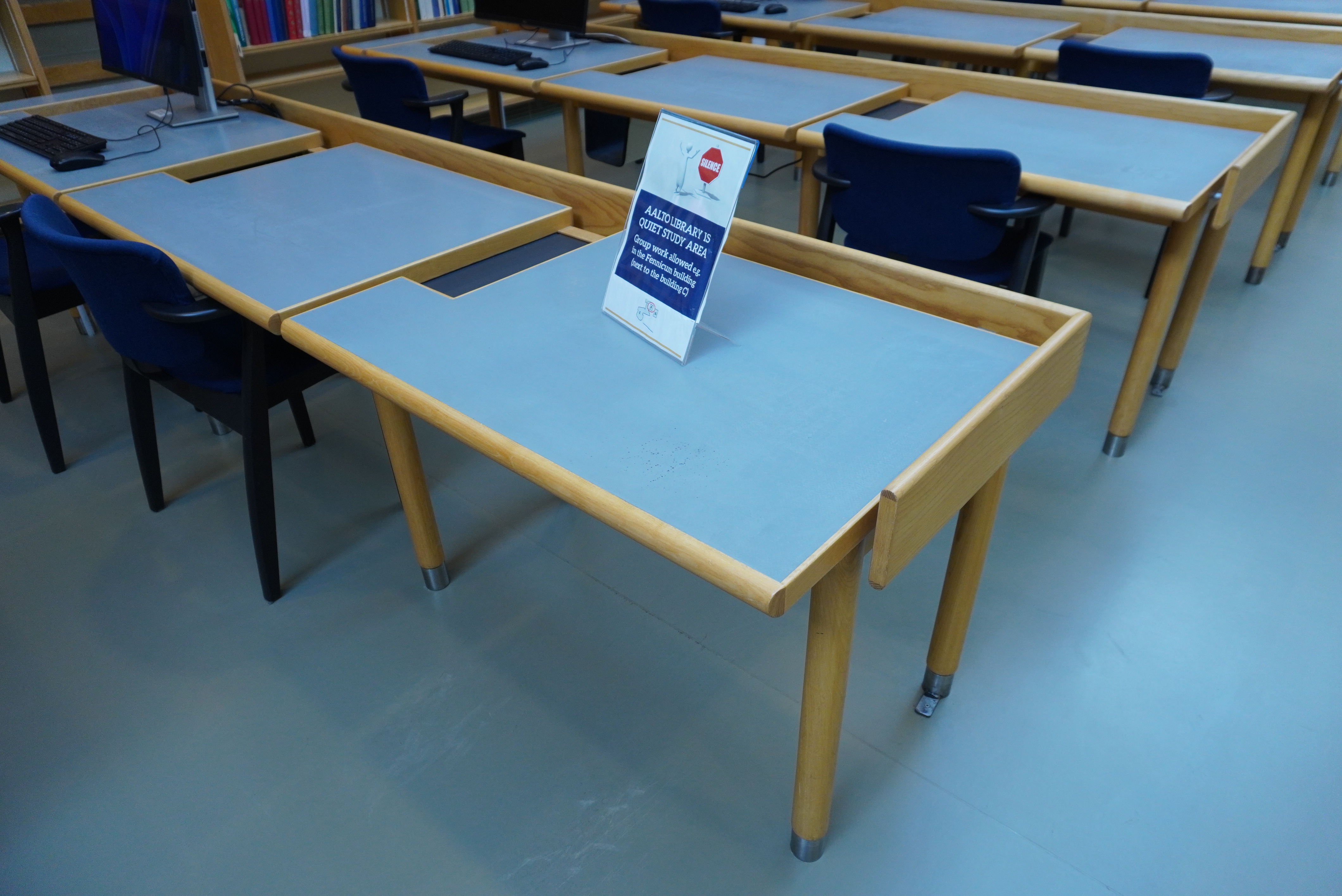 ユバスキュラ大学 図書館のデスク1