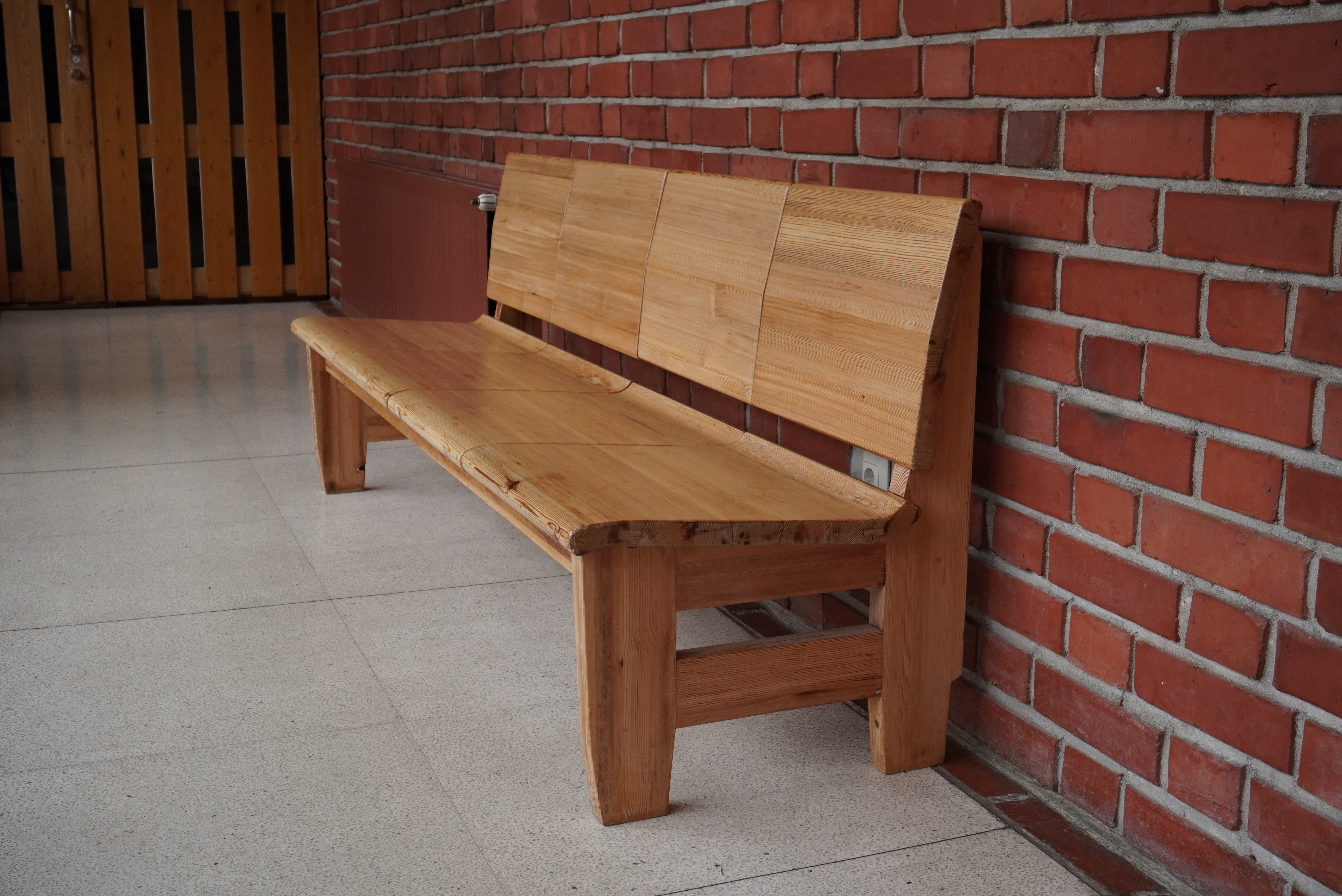 サウナッツァロ村役場 マツ材ベンチ1