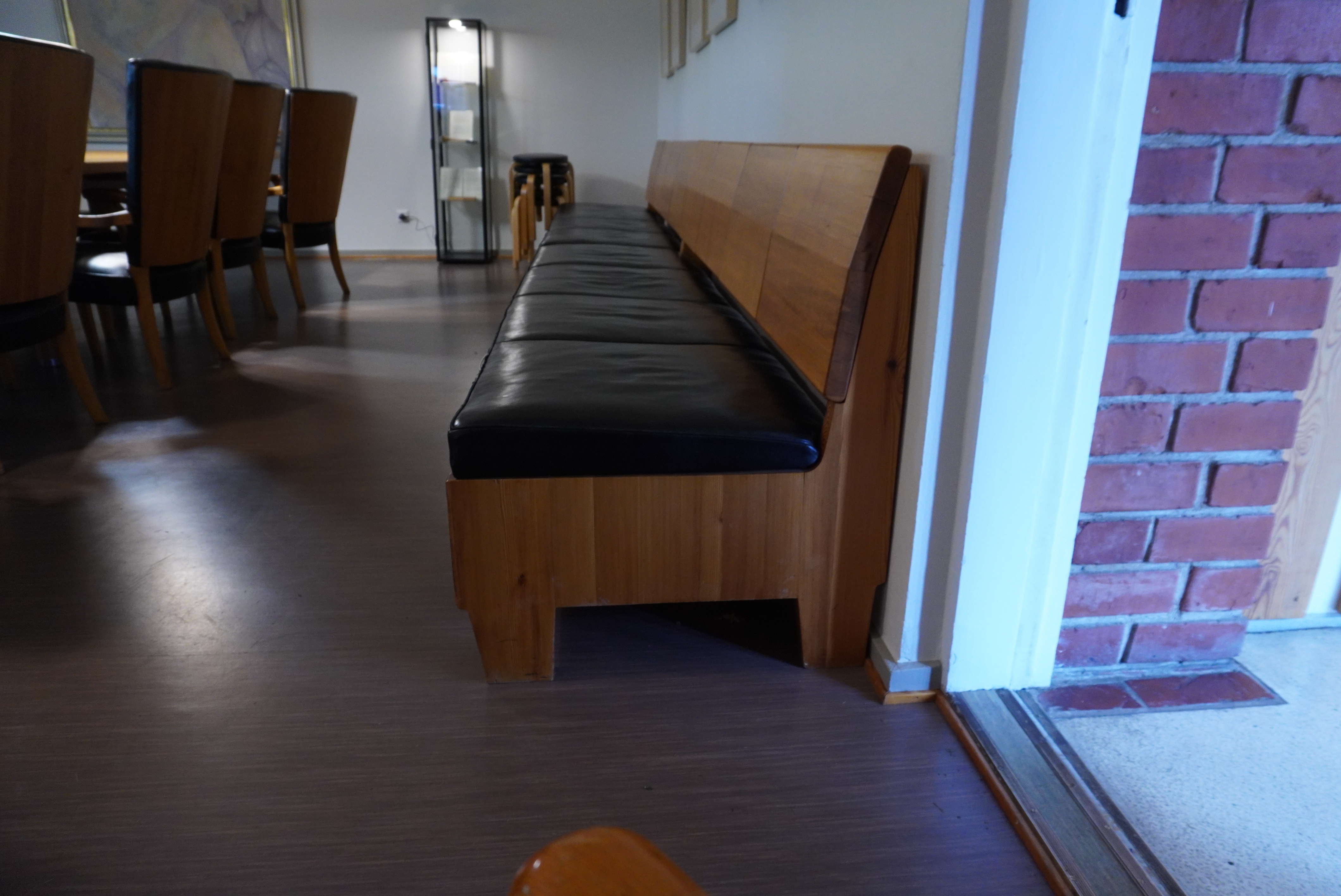 サウナッツァロ村役場 クッション付きベンチ1