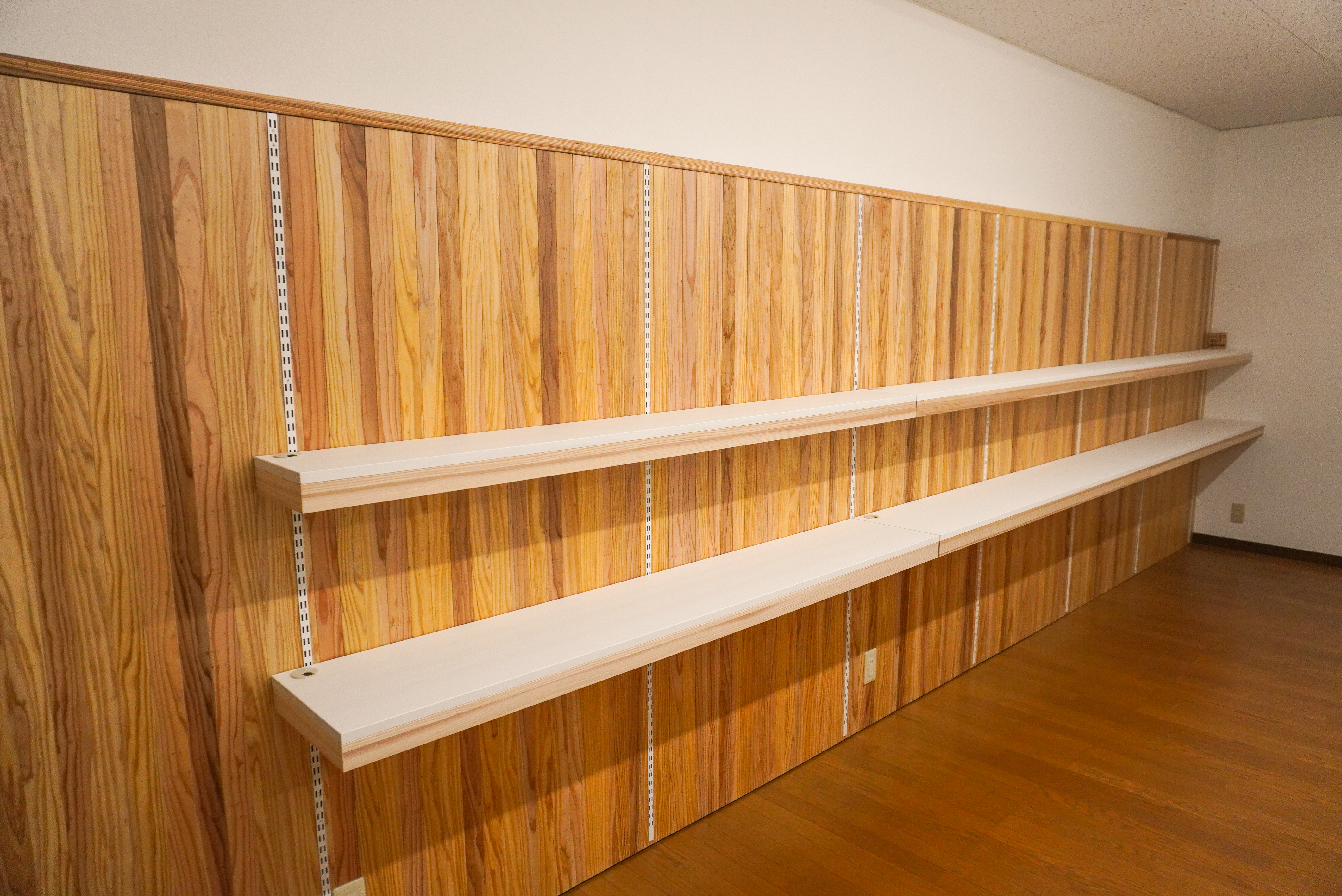 棚板に設けた電気コード用の穴